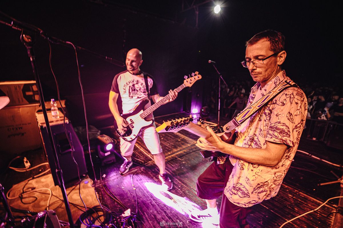 Basista i gitarista na bini