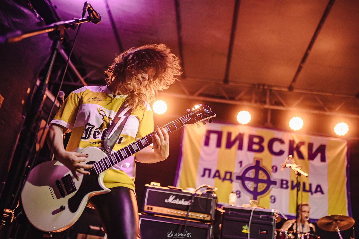 Gitaristkinja u žutom