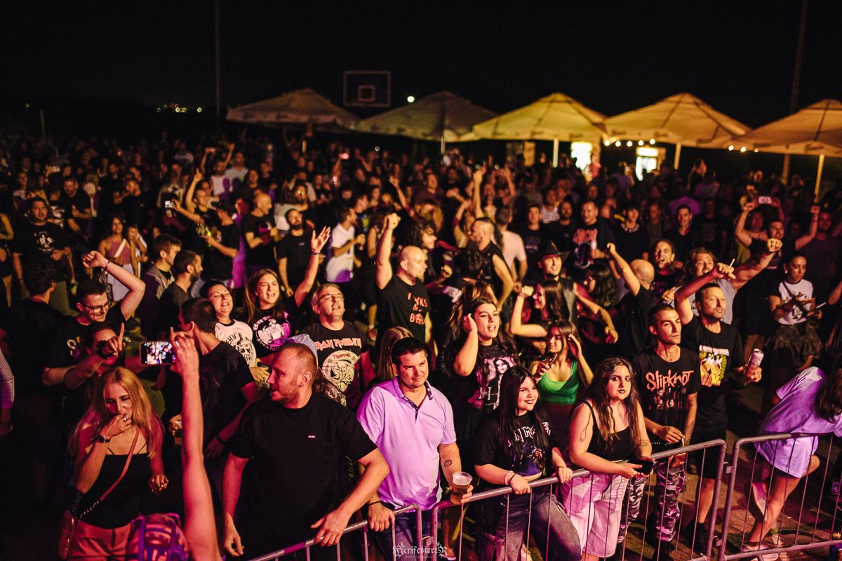 Publika ispod šatora na festivalu