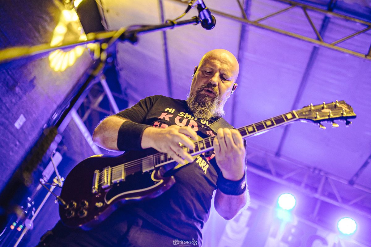 Gitarista u ljubičastom svetlu